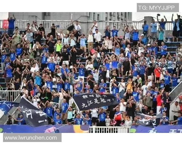 当足球巨星走上街头草根球场掀起一场野球风暴 当足球巨星走上街头草根球场掀起一场野球风暴