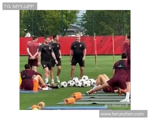 跟随足球明星一起训练提升技术突破,体验顶级球员的训练方法与秘诀 跟随足球明星一起训练提升技术突破,体验顶级球员的训练方法与秘诀