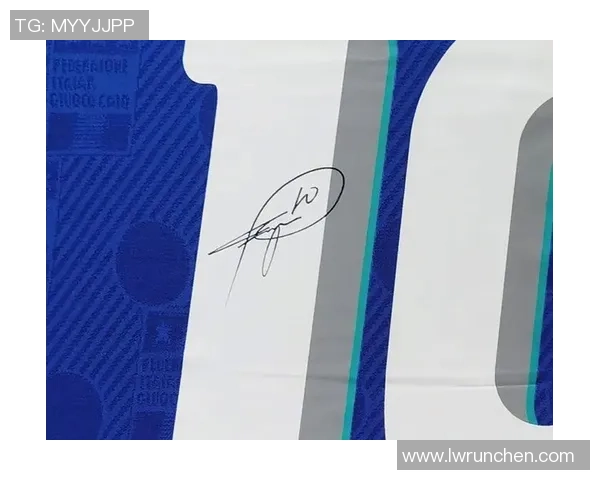 足球巨星为粉丝签名瞬间引发热烈反响 见证偶像亲切一面 足球巨星为粉丝签名瞬间引发热烈反响 见证偶像亲切一面